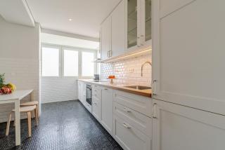 HostWise - Bright & Spacious Flat w/ Garage - 7