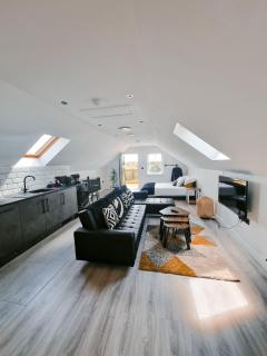 Lorraine's Loft - Cookstown - 5