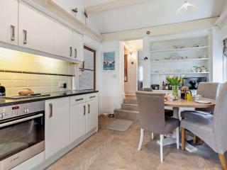 4 Bed in Torquay 94002 - Torquay - 1