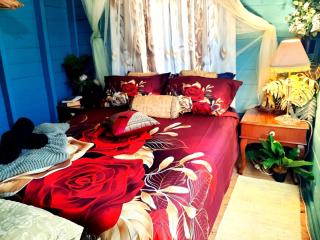 Rosewood Cottage -Entire 2 bedroom home with Netflix & WiFi - Tambo - 4