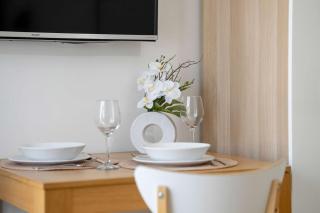 Elegant Very Berry Studios with Parking and Balcony by Noclegi Renters - Posen - 1