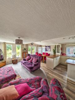Cosy Lakeside Lodge - Water Views - Min 3 Night Stay - 8