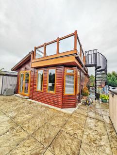 Cosy Lakeside Lodge - Water Views - Min 3 Night Stay - 3