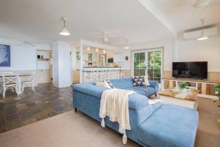The Lake Haus - Spacious Waterfront Escape with Pool - Karraganbah - 0
