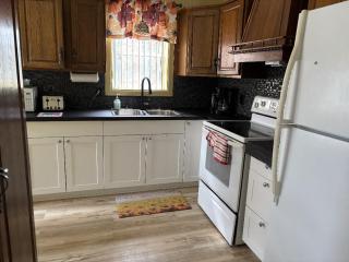 Private Room 3 in a Spacious 5-Bedroom Home - 4