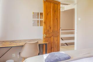 Spacious 4-Bedroom House in Guildford with Free Parking - 9