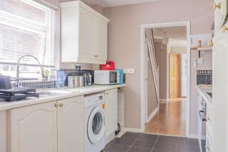 Spacious 4-Bedroom Guildford House with Garden, Free Parking & Fast Wi-Fi - 5