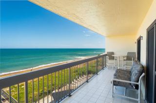 Luxury direct oceanfront corner with a large private balcony, heated pool and garage - 8