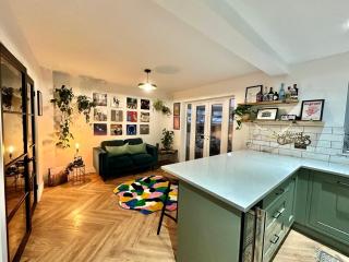 Stylish 4-Bed Home with Ensuites, Garden & Parking - Abergavenny - 8
