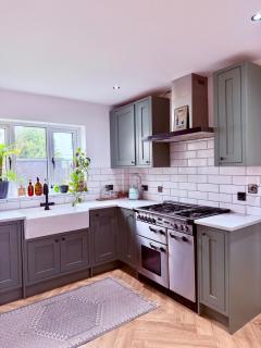 Stylish 4-Bed Home with Ensuites, Garden & Parking - Abergavenny - 7