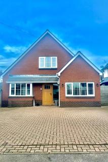 Stylish 4-Bed Home with Ensuites, Garden & Parking - Abergavenny - 6