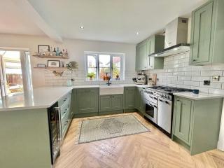 Stylish 4-Bed Home with Ensuites, Garden & Parking - Abergavenny - 5