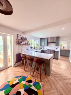 Stylish 4-Bed Home with Ensuites, Garden & Parking - Abergavenny - 4