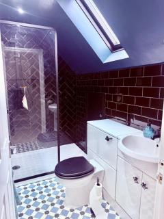 Stylish 4-Bed Home with Ensuites, Garden & Parking - Abergavenny - 3