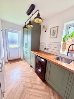 Stylish 4-Bed Home with Ensuites, Garden & Parking - Abergavenny - 3