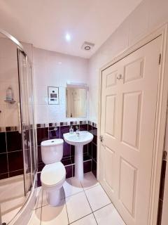 Stylish 4-Bed Home with Ensuites, Garden & Parking - Abergavenny - 1