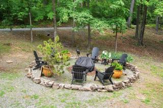 Cozy Chalet w Hot Tub Loft Fire Pit & Grill - Basye - 9