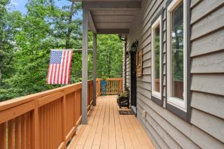 Cozy Chalet w Hot Tub Loft Fire Pit & Grill - Basye - 7