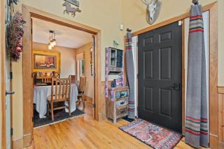 Cozy Chalet w Hot Tub Loft Fire Pit & Grill - Basye - 4