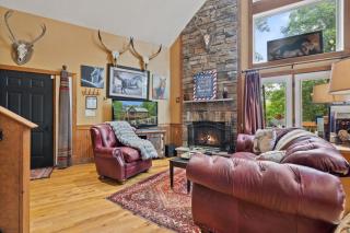 Cozy Chalet w Hot Tub Loft Fire Pit & Grill - Basye - 3