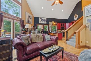 Cozy Chalet w Hot Tub Loft Fire Pit & Grill - Basye - 2