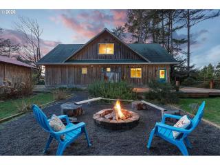 Private pet friendly beach house, steps to beach - Cloverdale - 0