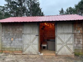 Private pet friendly beach house, steps to beach - Cloverdale - 4