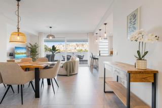 Luxury 3 BR Apartment with Terrace, pool & gym - 8