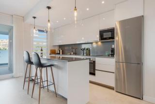 Luxury 3 BR Apartment with Terrace, pool & gym - 5