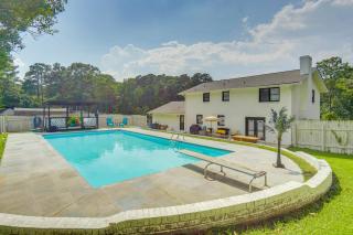 Pool and Game Room Family Retreat in Fayetteville - Fayetteville - 0