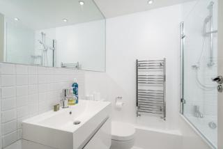 Modern Angel Flat with Balcony - 4
