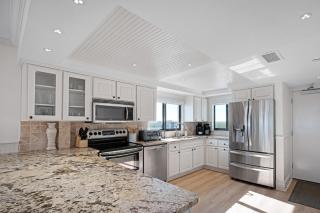 Luxury, direct oceanfront top-floor corner with wrap-around balcony and heated pool - 2