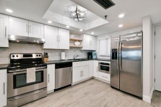 Updated direct oceanfront condo with a balcony, beachfront heated pool and beach access - 6