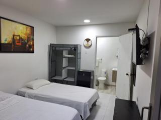 Amplia habitación independientes a 2 cuadras de la playa y el aeropuerto - Cartagena das Índias - 0