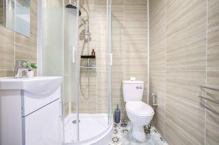 Bright & Spacious 3 Bedroom Home in Newcastle - 2