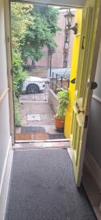Self-contained flat on the 2nd floor you will share with one other guest, in a family house 2 minutes walk from TUFNELL PARK STATION 2nd floor with stairs - 9