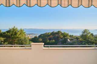 Villa with two separate four-bed apartments, private pool, grill and garage - 1