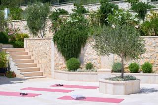 Villa with two separate four-bed apartments, private pool, grill and garage - 5