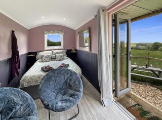 Hares Hideaway Shepherds Hut - 4