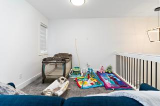 The Happy place - Luxurious, Cozy and Modern Home with Air-condition, Netflix, Free Parking close to Airport and West Edmonton Mall - 2
