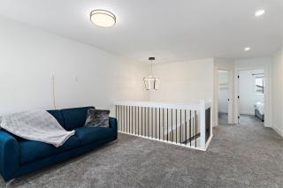 The Happy place - Luxurious, Cozy and Modern Home with Air-condition, Netflix, Free Parking close to Airport and West Edmonton Mall - 5