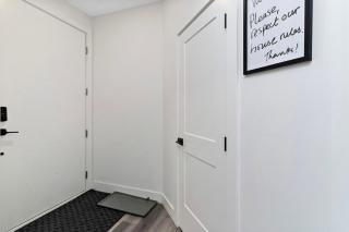 The Happy place - Luxurious, Cozy and Modern Home with 4 bedroom Air-condition, Netflix, Free Parking close to Airport and West Edmonton Mall - 8