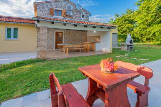 Villa Sergio, a beautiful rustic villa with a huge garden - Divšići - 5