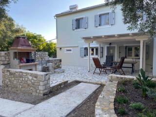 Geropalas Spacious Garden House - 0
