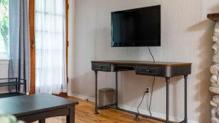 3-Bedroom Cottage #1 Hamilton - 6