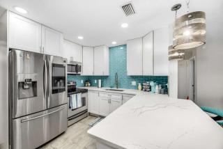 Coastal Pool Retreat - 3BR Oasis Near Downtown and Beaches - Melbourne - 2