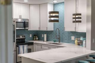 Coastal Pool Retreat - 3BR Oasis Near Downtown and Beaches - Melbourne - 4