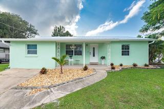 Coastal Pool Retreat - 3BR Oasis Near Downtown and Beaches - 5