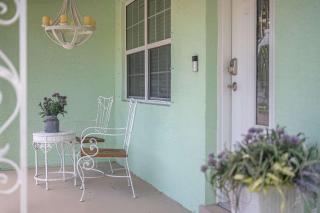 Coastal Pool Retreat - 3BR Oasis Near Downtown and Beaches - Melbourne - 9