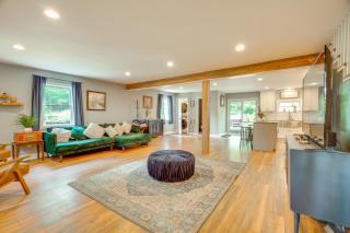 Walk to Putnam Lake Updated Home with Deck - - 0